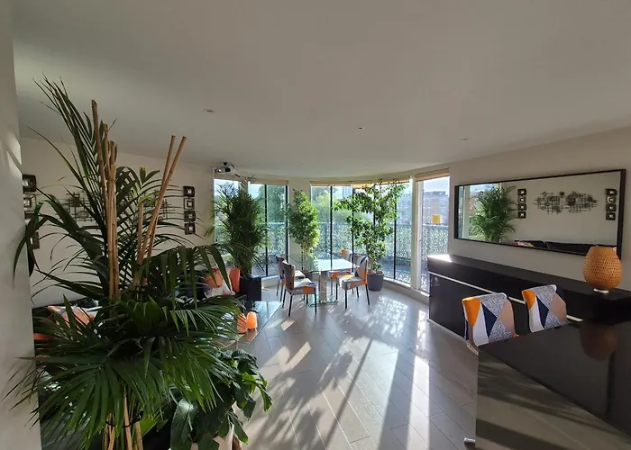 Panoramic Pondview Penthouse