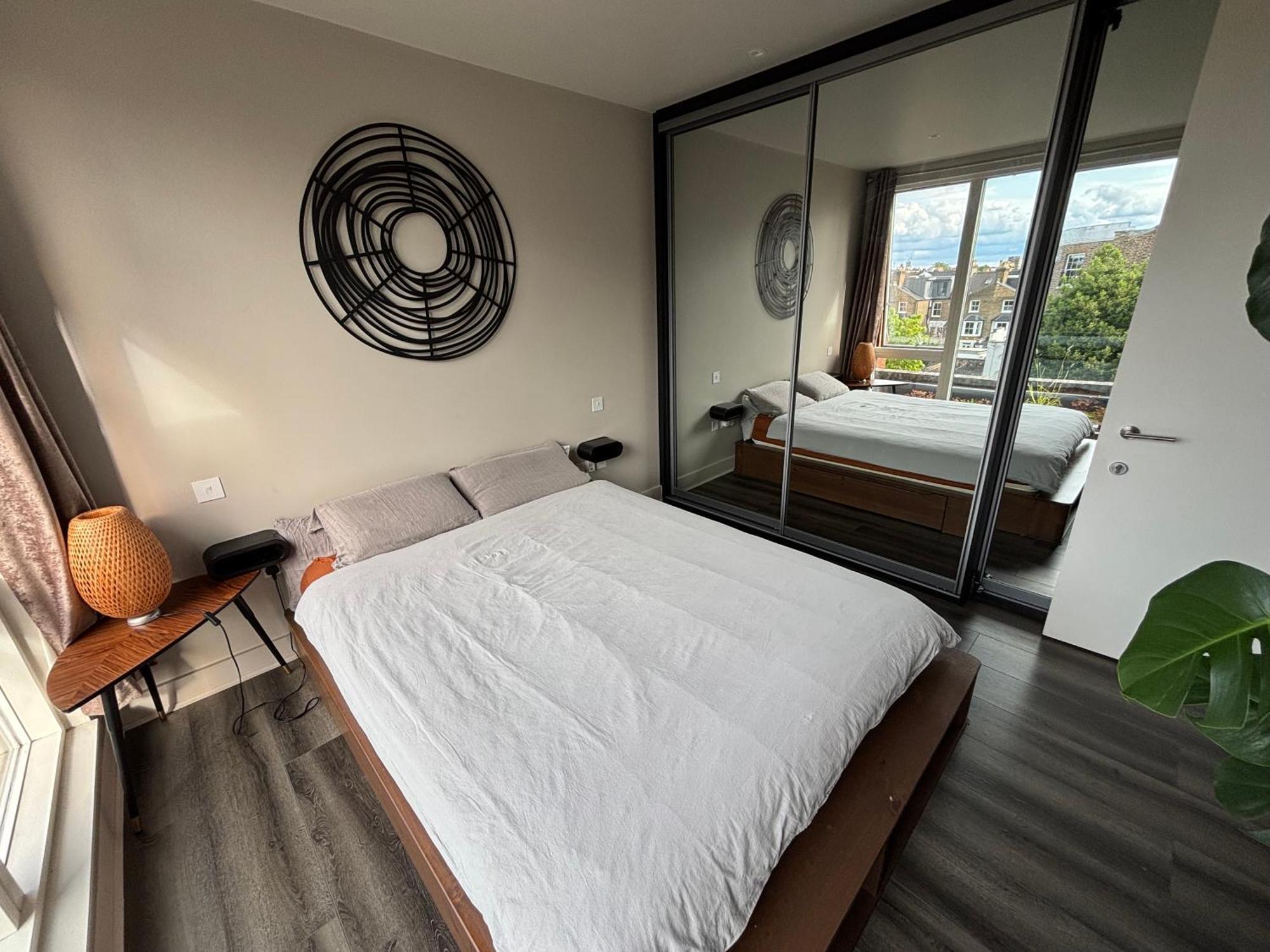 Panoramic Pondview Penthouse Apartment London